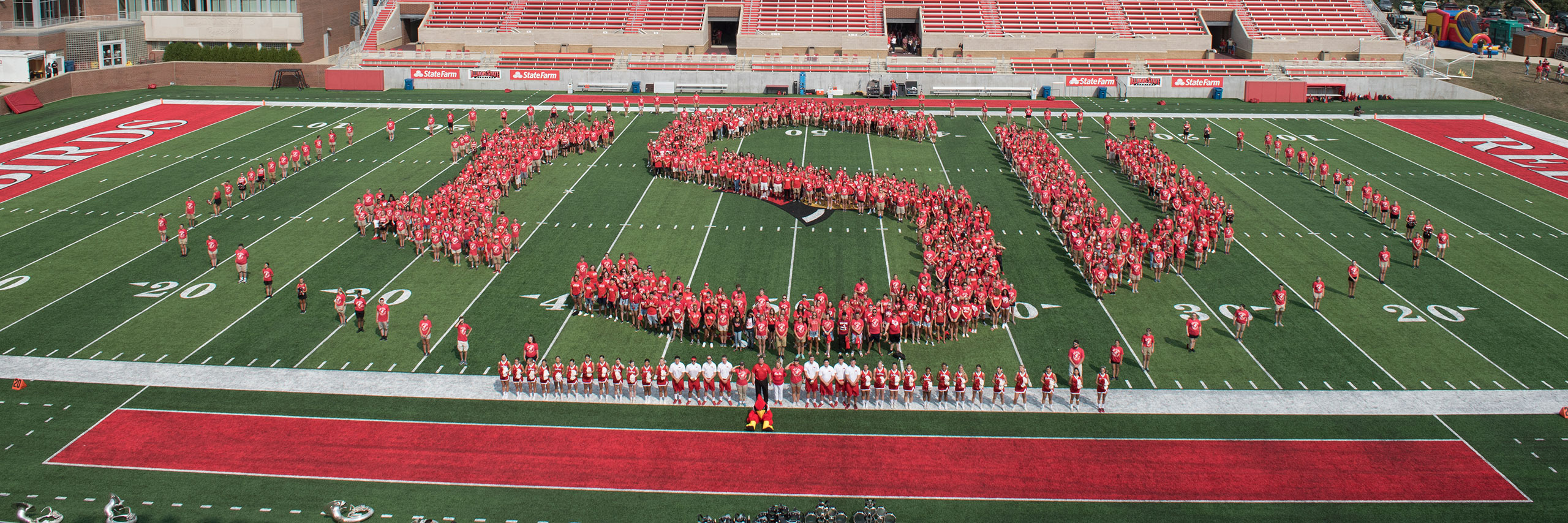 Students participate in the Welcome Week Spirit Photo.